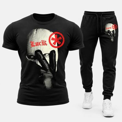 Echipă sportivă masculină (trening și tricou) – 108