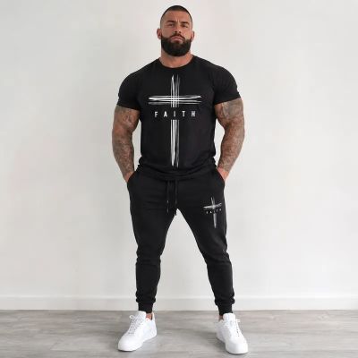 Echipă sportivă masculină (trening și tricou) – 112